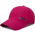 Atmungsaktive rosarote Baseballkappe aus schnell trocknendem Stoff mit Sport-Seitenetikett - Verstellbar / Fuchsia