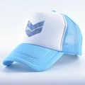 Détail de la casquette trucker bleu clair avec motif de surfeur et filet respirant - M (56-59cm) / Cyan