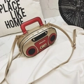 Borsa a mano retrò a forma di radio dorata con manici rossi e borchie su sfondo di seta - Oro
