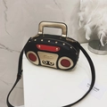 Borsa a mano vintage a forma di radio in pelle PU nera e rossa con manico dorato - Nero