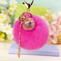 Porte-clés boule en peluche rose avec clochette dorée et breloque en métal - Emballage unique en sac OPP / Rouge Rose