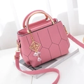 Rosafarbene Handtasche aus Litschi-Leder mit Sechskantnähten und Goldgriff - Rosa