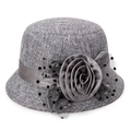 Elegante cappello da sole in lino grigio scuro da donna con rosa in tessuto e velo a pois - Grigio