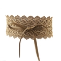 Detailansicht der khakifarbenen Spitzen-Corsage mit filigranen Mustern und eleganter PU-Schleife - Dunkelbeige