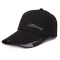 Detailansicht der schwarzen Baseballkappe mit Sport-Print und grauem Schirmakzent - Schwarz