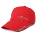 Detail der roten Sport-Baseballkappe mit langer Krempe, reflektierendem Rand und weißem Text - Rot