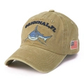 Dettaglio del ricamo squalo e patch bandiera USA sul cappellino da baseball kaki - Regolabile / Cachi
