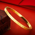 Bracelet doré avec motifs grecs présenté sur un coffret cadeau rouge décoratif - Largeur 4mm