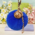 Porte-clés en fausse fourrure bleue avec cloche dorée évidée pour sacs à main - Emballage unique en sac OPP / Bleu Royal
