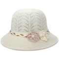 Sombrero de verano de punto marfil con flores de ganchillo y detalles de perlas - Beige Claro