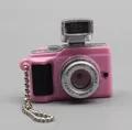 Dettaglio del portachiavi a fotocamera retrò rosa per casa delle bambole con sfere in metallo - Rosa