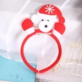 Detail eines Weihnachts-Haarreifs mit einem weißen Eisbären und einer roten Weihnachtsmütze - Eisbär hebt Hand