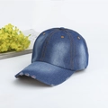 Detail van blauwe gewassen denim baseballpet met gele stiksels en distressed randeffect - Verstelbaar / Denim Blauw