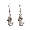 Dettaglio orecchini a pendente sirena in argento vintage con texture a scaglie - Sirena