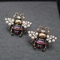 Pendientes de abeja vintage con perlas y cristales rosa sobre fondo cuero negro - Pendientes de Abeja