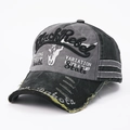 Detailansicht der gewaschenen Baseballkappe mit Black Rebel Stickerei im Vintage-Stil - Verstellbar / Schwarz