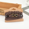 Mehrlagiges Lederarmband-Set in Braun mit Bronze-Unendlichkeitssymbol auf Karte - Braun