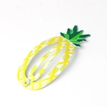 Detalle de pinza de pelo metálica en forma de piña con acabado de esmalte amarillo y verde - Piña