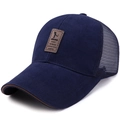 Casquette de sport en maille bleu marine avec écusson en cuir marron et sangle - Réglable / Bleu Marine