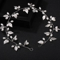Détail de la vigne de cheveux de mariée argentée faite main avec perles et feuilles - Version Raffinée en Fil de Cuivre / Argenté