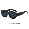 Gafas de sol geométricas irregulares con montura negra y lentes grises con detalles - Montura Negra Lentes Gris Negro