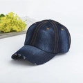 Detail van donkerblauwe denim honkbalpet met vintage versleten rand en oranje stikselaccenten - Verstelbaar / Blauwzwart