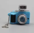 Primo piano della macchina fotografica giocattolo celeste per bambole con catena a sfere - Blu