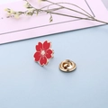 Detalle del broche de flor de cerezo en esmalte rojo con baño de oro y cierre de mariposa - Rojo (Z145-2)