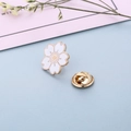 Pin de esmalte de flor de cerezo japonés con bordes dorados y cierre de mariposa metálico - Blanco (Z145-1)
