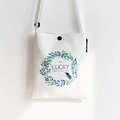 Piccola borsa a tracolla in tela bianca con stampa floreale blu e uccellino fortunato - Ghirlanda di fiori