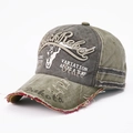 Nahaufnahme der Black Rebel Stickerei und des Totenkopfprints auf der Vintage-Kappe - Verstellbar / Khaki