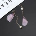 Asymmetrische lange franje oorbellen met paarse vleugels en witte parel details - Type A Roze
