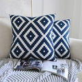 Zwei blaue Kissen mit geometrischem Rautenmuster aus Baumwollleinen auf dem Sofa - 45*45cm (Ohne Kern) / Stil 4 (Blaues Rauten-Gittermuster)