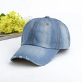 Detail van de lichtblauwe denim baseballpet met distressed randen en gele stiksels - Verstelbaar / Lichtblauw