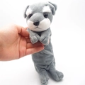 Trousse en peluche grise et blanche en forme de Schnauzer tenue dans la main - Schnauzer