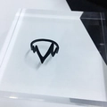 Minimalistischer schwarzer Herzfrequenz-Ring aus Edelstahl auf einem Displayständer - Schwarz
