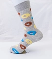 Graue Baumwollsocken mit bunten Donut-Mustern auf einem weißen Mannequin-Fuß - EU 41-46 / Grau (Donut-Muster)