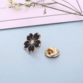 Vista macro de pin de esmalte de flor de cerezo con cierre de mariposa dorado - Negro (Z145-4)