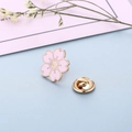 Exquisito broche de esmalte de flor de cerezo rosa con cierre dorado en fondo azul - Rosa (Z145-5)