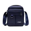Borsa a tracolla impermeabile blu scuro in tessuto Oxford da uomo con logo metallico - Blu / 13"