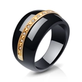 Minimalistische zwarte keramische ring met goudkleurige coating en kristallen, 45-graden weergave - US 6 / Zwart