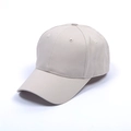 Detail van beige katoenen baseballpet met zes-panelen structuur en een gebogen klep - Met CC-label / Beige