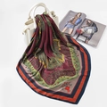 Elegante foulard di seta rosso vino a fiori drappeggiato su una borsa a mano bianca - FJ123-Rosso Vino