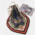 Elegante foulard quadrato in raso blu navy con fiori su una borsa in pelle bianca - FJ123-Nero