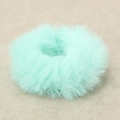 Coletero de piel de conejo sintética verde menta con textura suave y esponjosa - verde claro