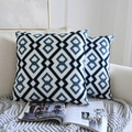 Zwei blaue bestickte geometrische Kissenbezüge auf einem beigen Stoffsofa im Set - 45*45cm (Ohne Kern) / Stil 3 (Blau-weiße verwobene Rautenstickerei)