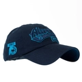 Gros plan sur la broderie 3D Always 75 sur la casquette de baseball en coton bleu marine - Réglable / Bleu clair