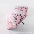 Hellrosa dreifach faltbarer Schirm mit 3D-Blumenstickerei und Goldpailletten - Dreifach gefaltet / Rosa