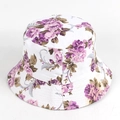 Vista dettagliata del cappello a secchiello bianco con stampe floreali di rose viola - M (56-58cm) / 12# Stampa Rosa Viola (YFM360)