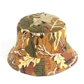 Dettaglio del motivo mimetico foglia e cuciture rinforzate su un cappello a secchiello - M (56-58cm) / 21# Mimetico Foglie d'Autunno (YFM360)
